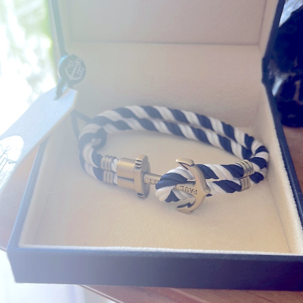 Anchor bracelet